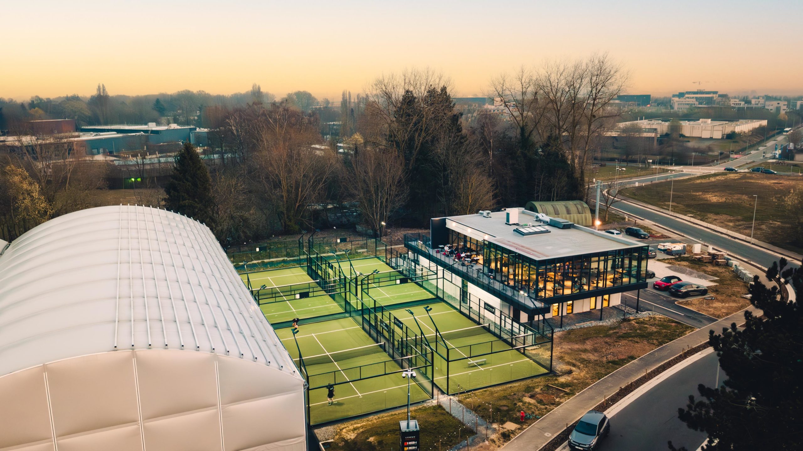 Photo vue du ciel de la terrasse et des terrains extérieurs