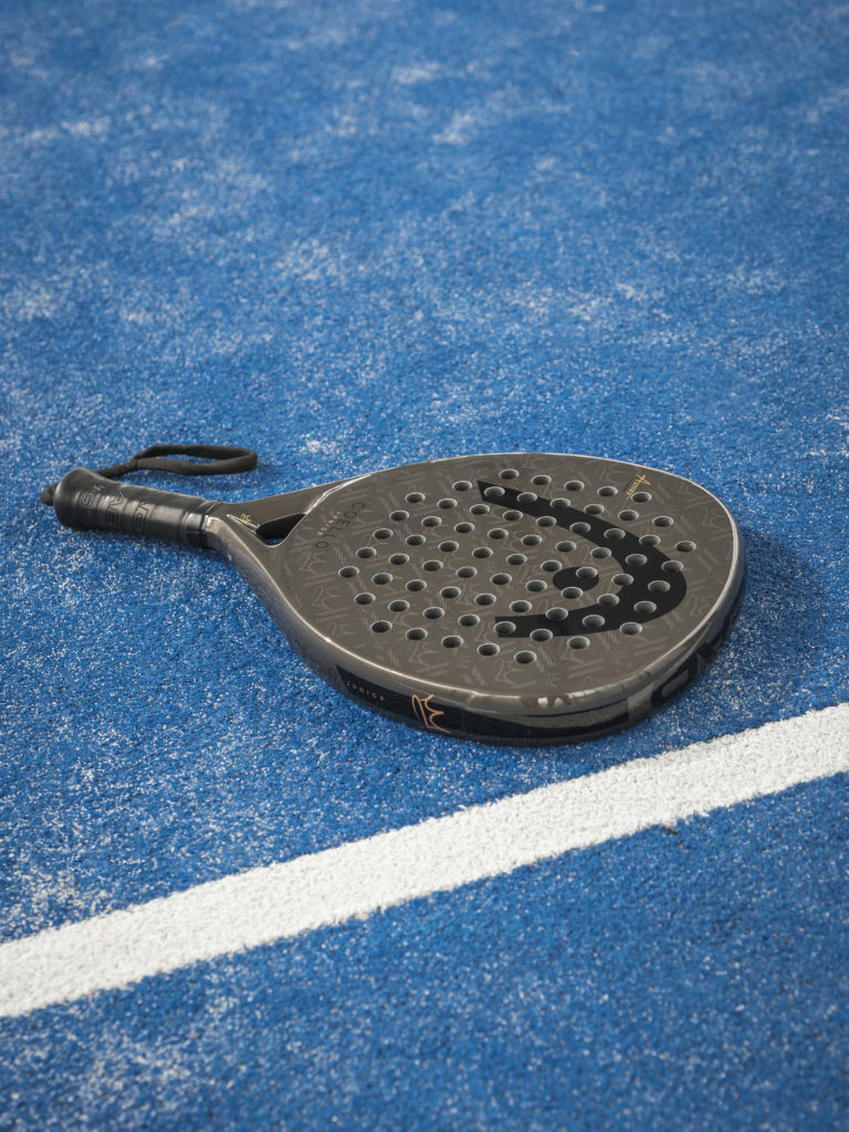 Raquette de Padel posée au sol