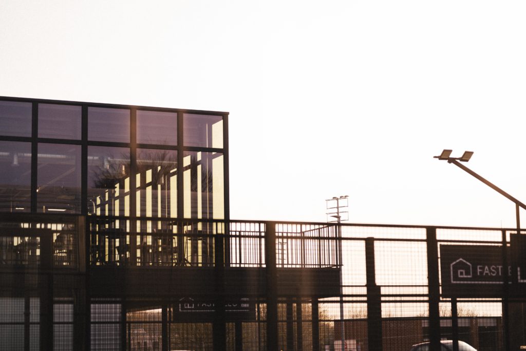 Vue de la terrasse extérieure depuis les terrains extérieurs