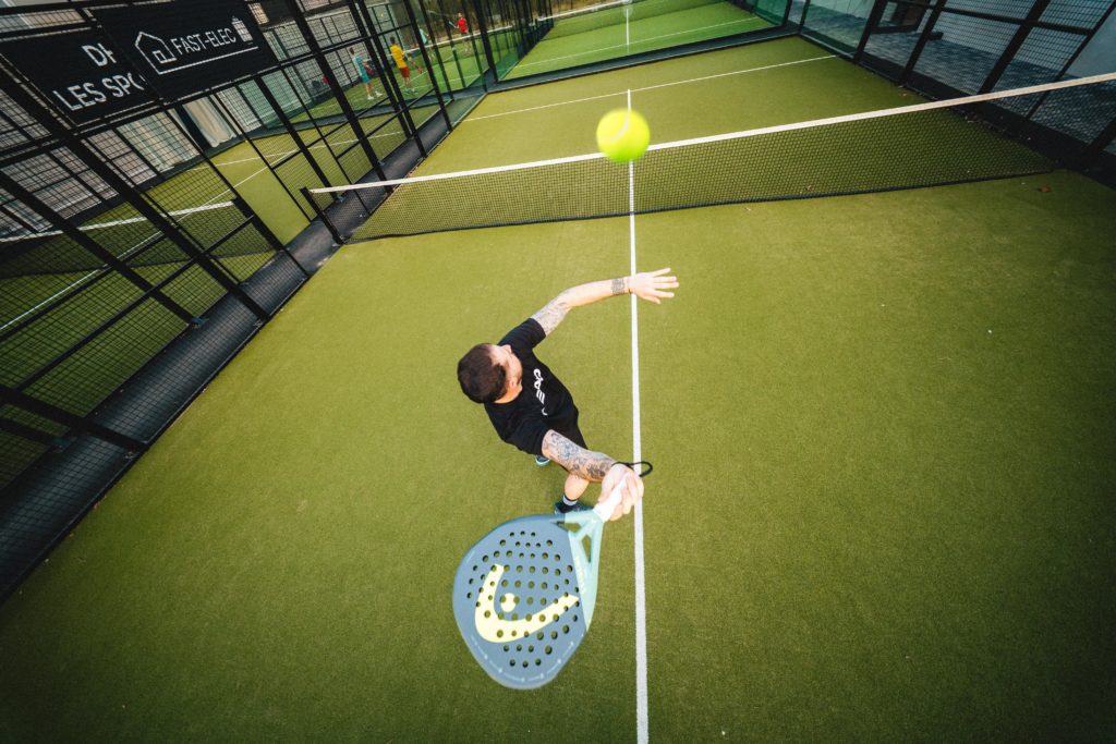 Vue du dessus d'un joueur prêt à smasher