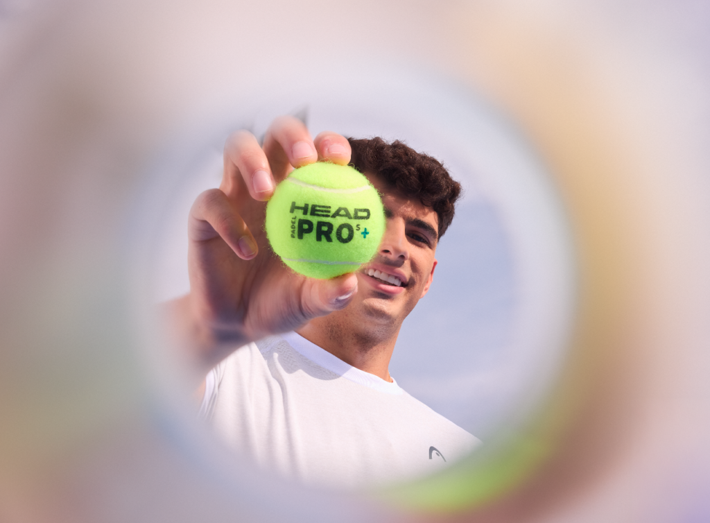 Coello qui montre une balle head pro à l'objectif