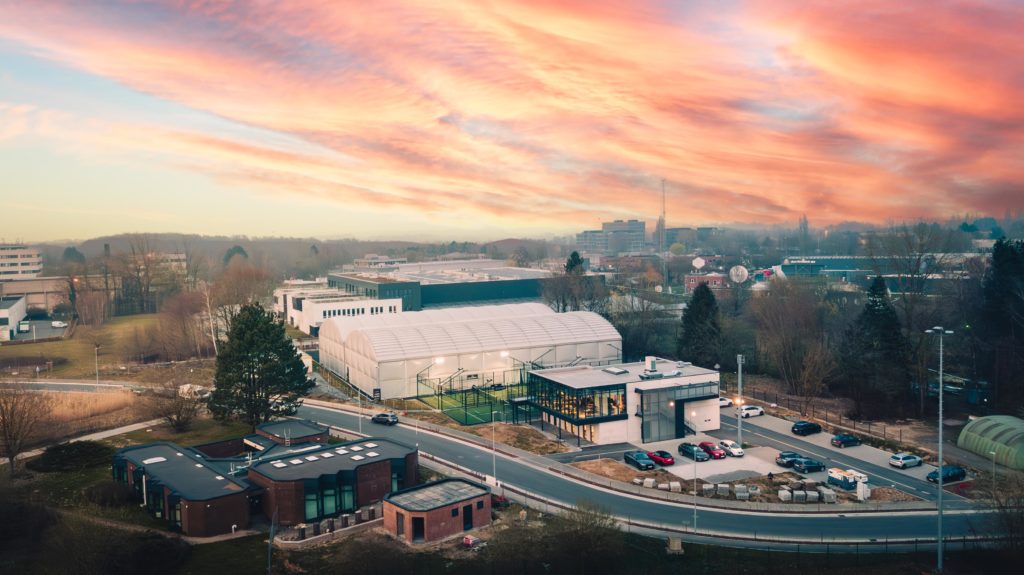 Image de l'infrastructure high five vue du ciel avec coucher de soleil