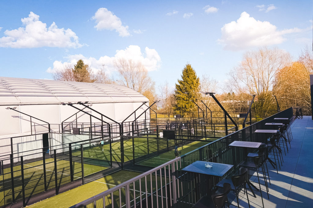Vue des terrains extérieurs depuis la terrasse